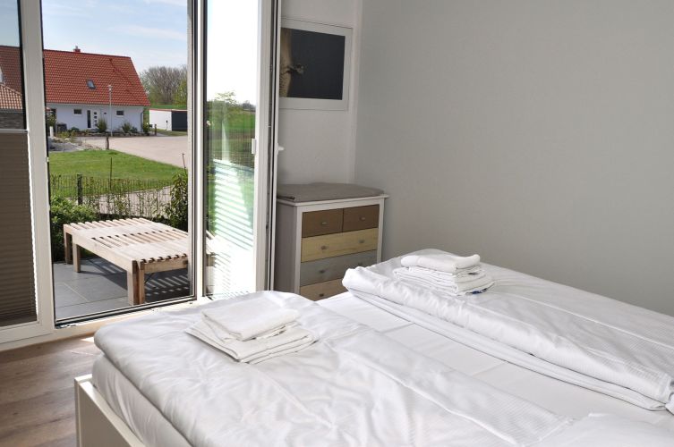 Schlzimmer 2 welches den Ausgang in den Garten zeigt