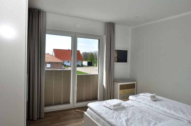 Ferienhaus Lieblingsplatz das zweite Schlafzimmer mit einem Doppelbett