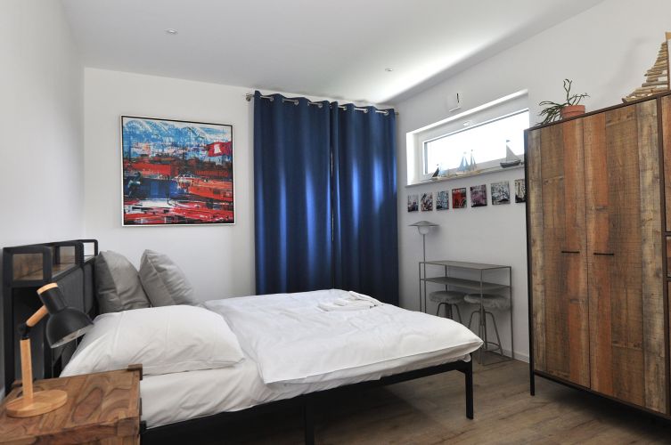 Ferienhaus Lieblingsplatz Schlafzimmer mit Schrank und Doppelbett