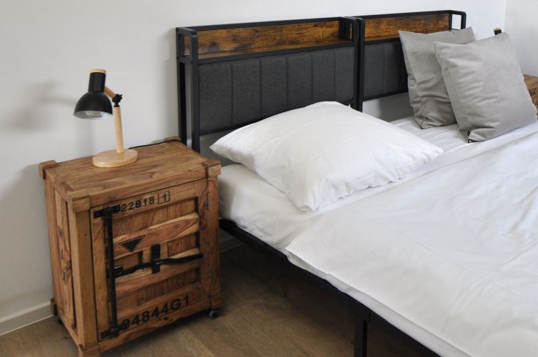 Ferienhaus Lieblingsplatz Schlafzimmer mit Doppelbett, Nachtisch und Lampe