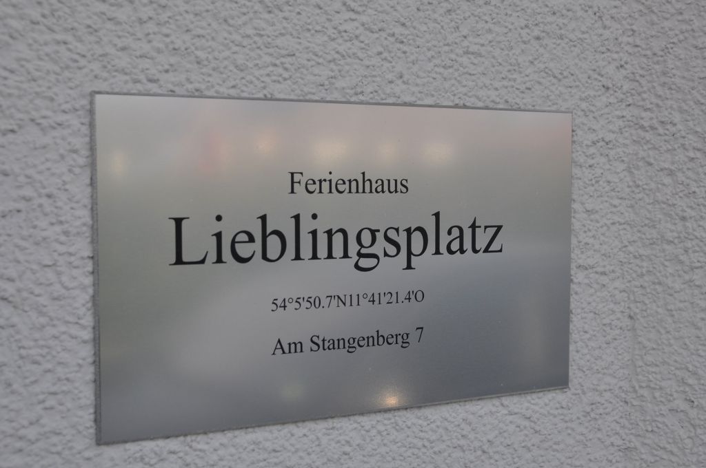 Ferienhaus Lieblingsplatz Schild am Haus mit dem Namen und der Adresse Am Stanberg 7