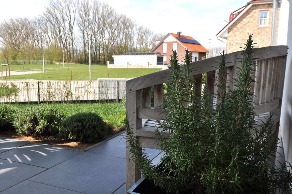 Ferienhaus Lieblingsplatz Ansicht nach draußen mit dem Fokus auf die Sitzbank