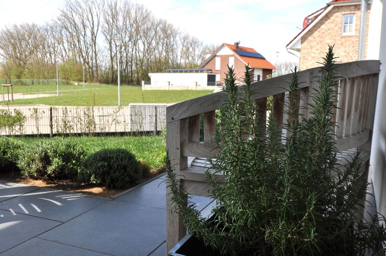Ferienhaus Lieblingsplatz Ansicht nach draußen mit dem Fokus auf die Sitzbank