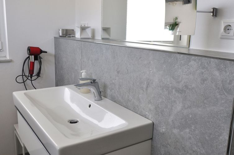 Ferienhaus Lieblingsplatz Duschbad das Waschbecken
