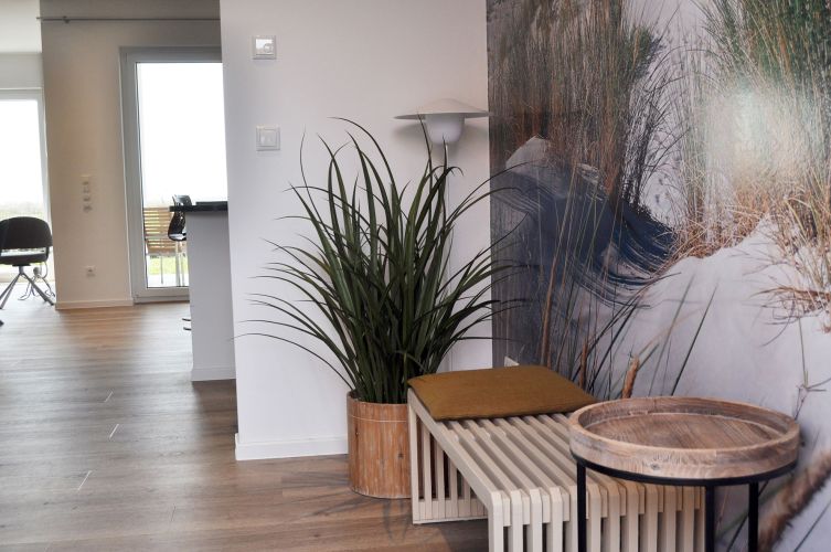 Ferienhaus Lieblingsplatz der Flur mit einer Bank und Pflanze
